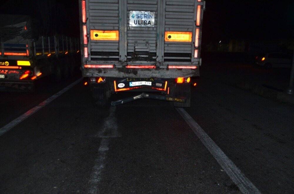 Tıra çarpan kamyonun sürücüsü kabinde sıkıştı