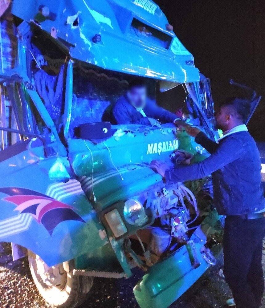 Tıra çarpan kamyonun sürücüsü kabinde sıkıştı