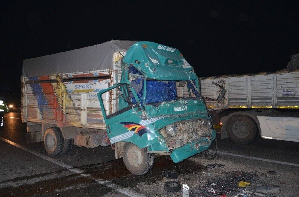 Tıra çarpan kamyonun sürücüsü kabinde sıkıştı
