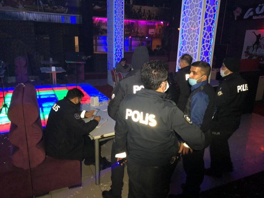 Konya'dabmüzikli alkollü eğlenceye polis baskını