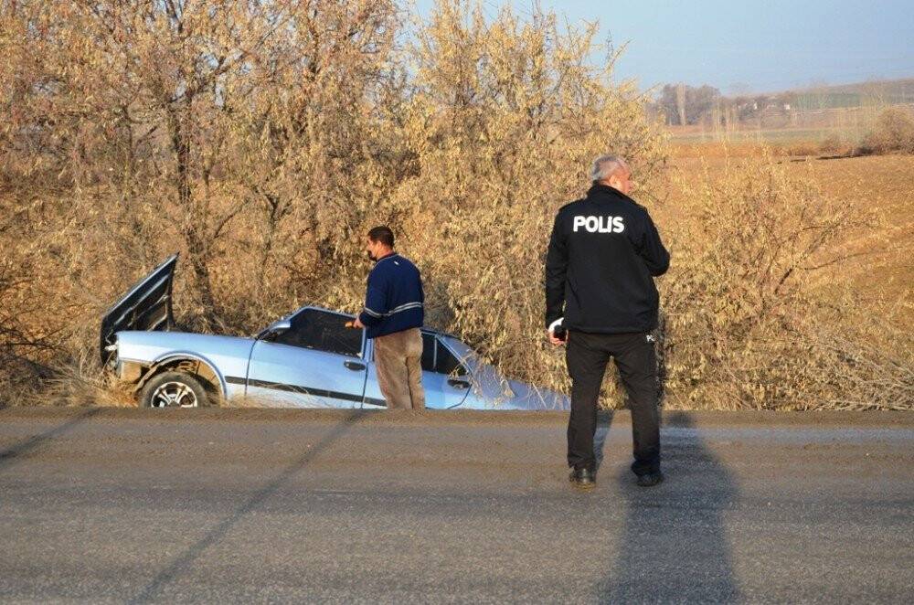 Konya - Adana yolunda kaza! Otomobil şarampole devrildi