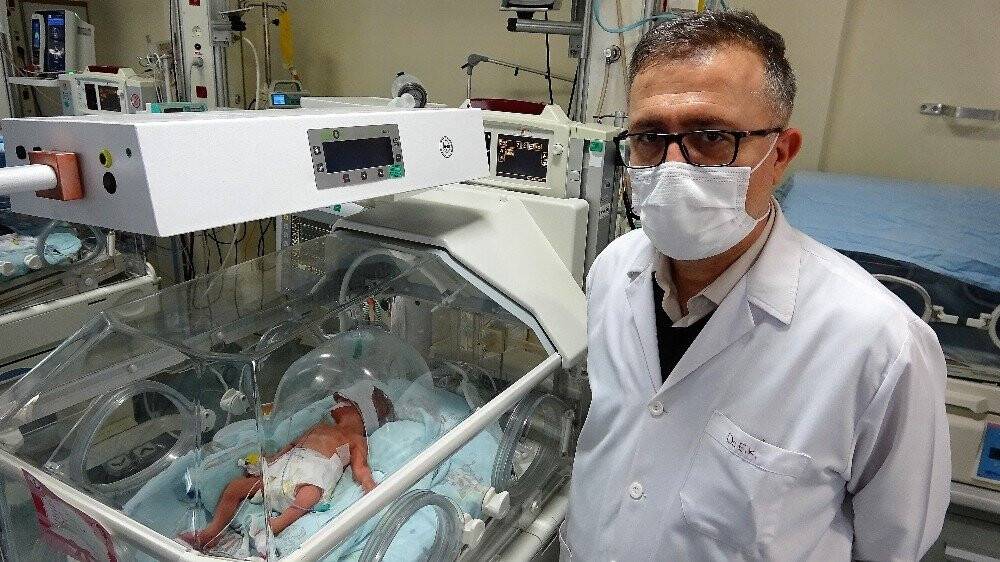 Annesi korona virüse yenik düştü, sezaryenle alınan bebek hayata tutundu