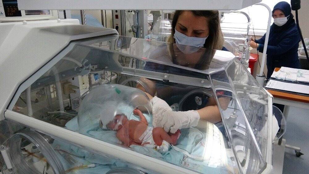 Annesi korona virüse yenik düştü, sezaryenle alınan bebek hayata tutundu