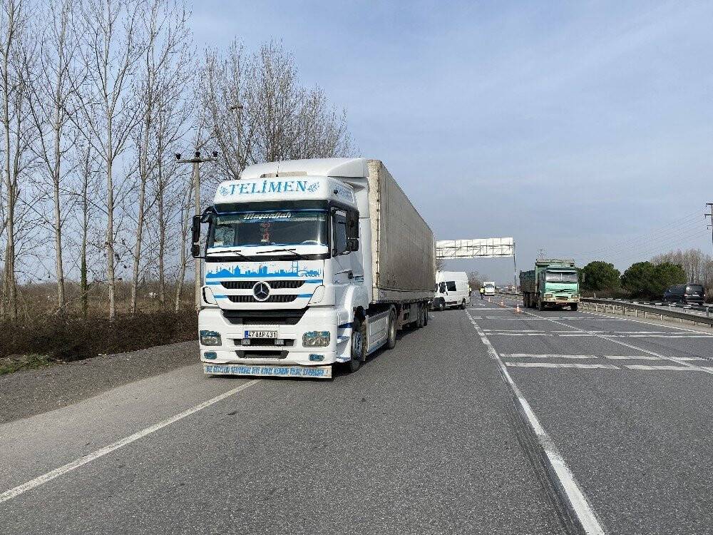 Milli motosikletçi, hurdaya dönen araçtan yaralı kurtuldu