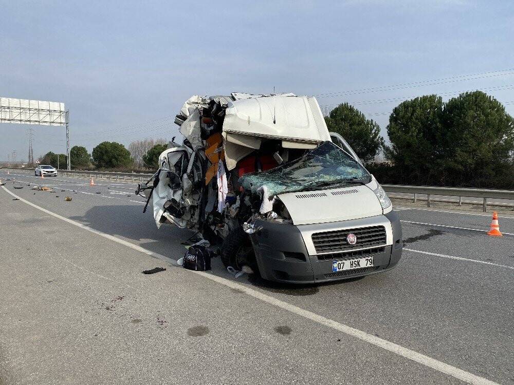 Milli motosikletçi, hurdaya dönen araçtan yaralı kurtuldu