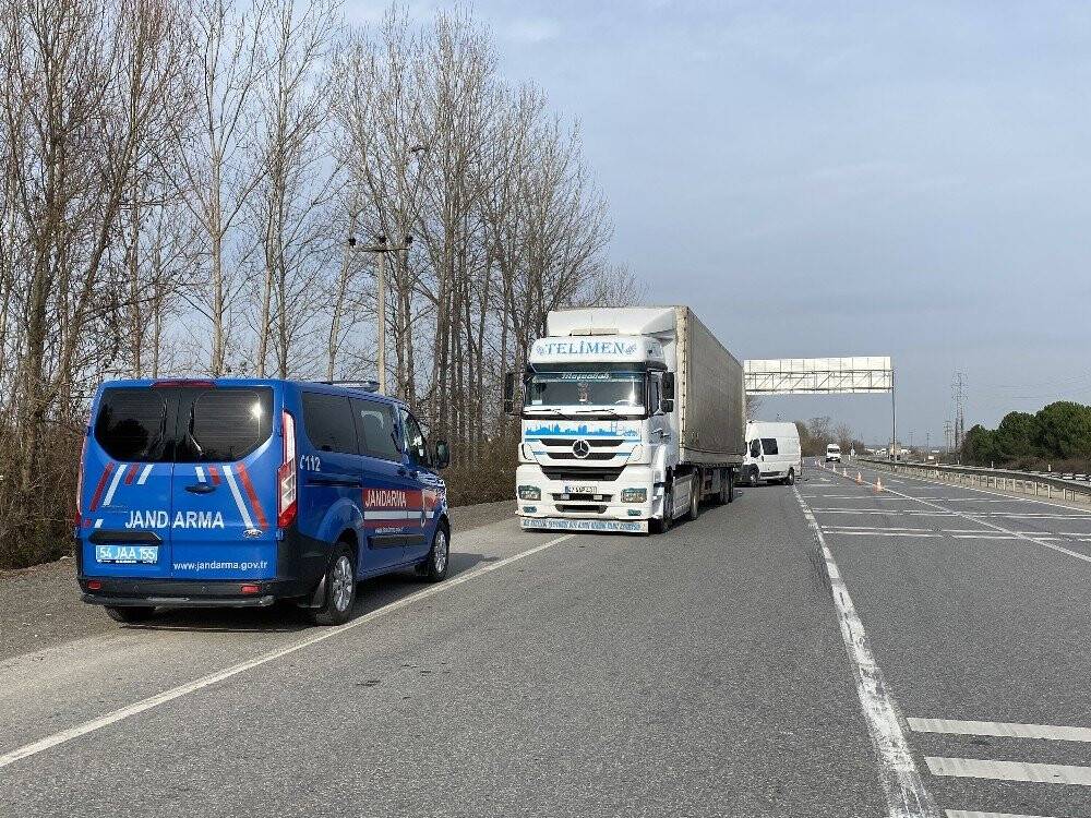 Milli motosikletçi, hurdaya dönen araçtan yaralı kurtuldu