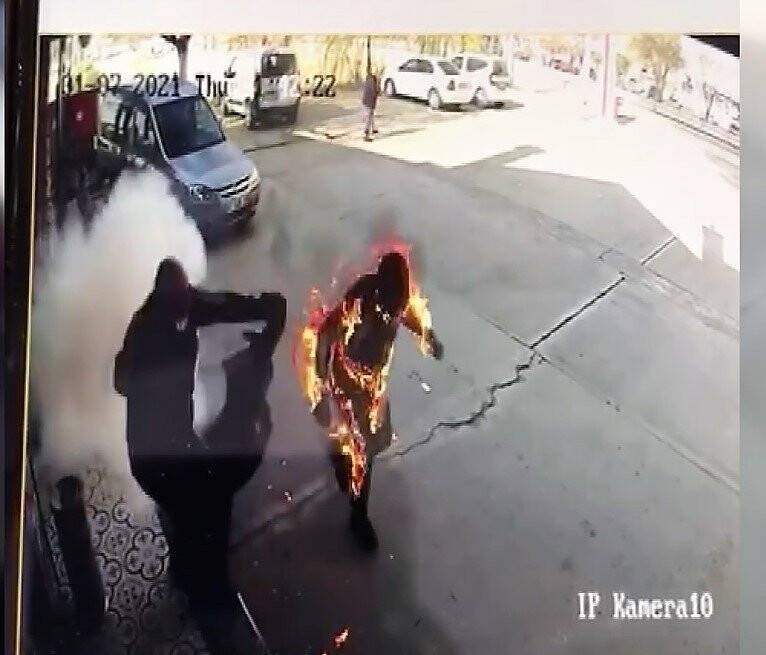 Alevler içinde kalan pompacı yanmaktan son anda kurtarıldı