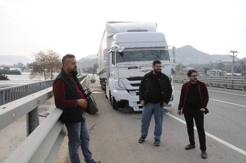 Kesintisiz 8 saat yol yapan tır şoförü uçuruma yuvarlanmaktan bariyerler sayesinde kurtuldu
