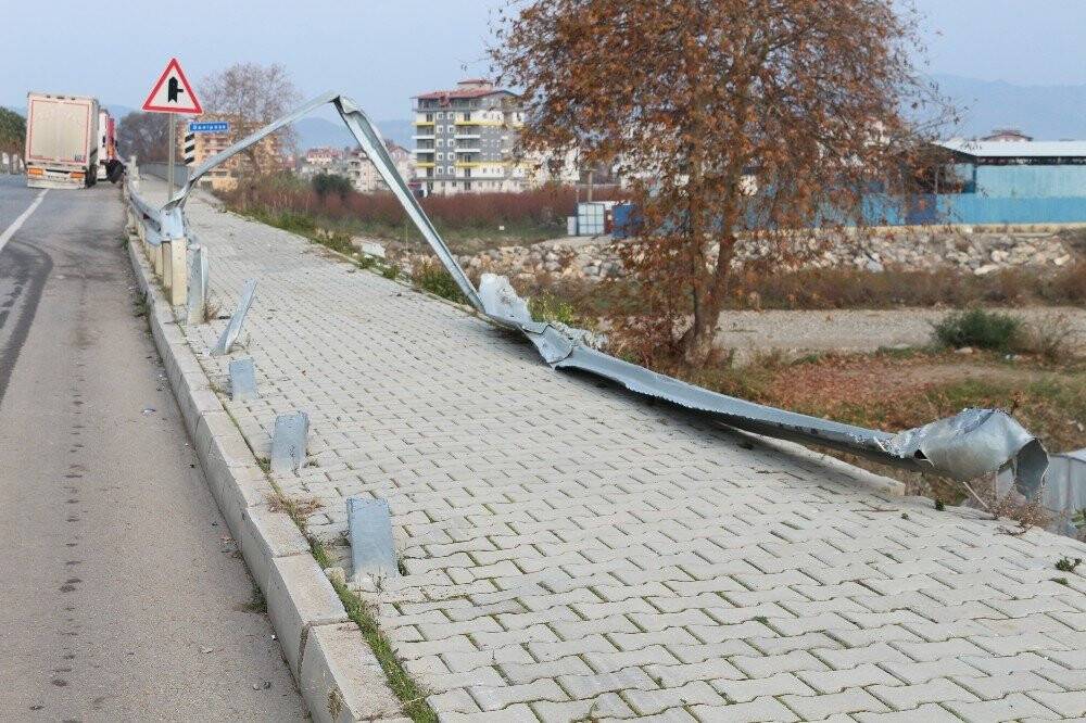 Kesintisiz 8 saat yol yapan tır şoförü uçuruma yuvarlanmaktan bariyerler sayesinde kurtuldu