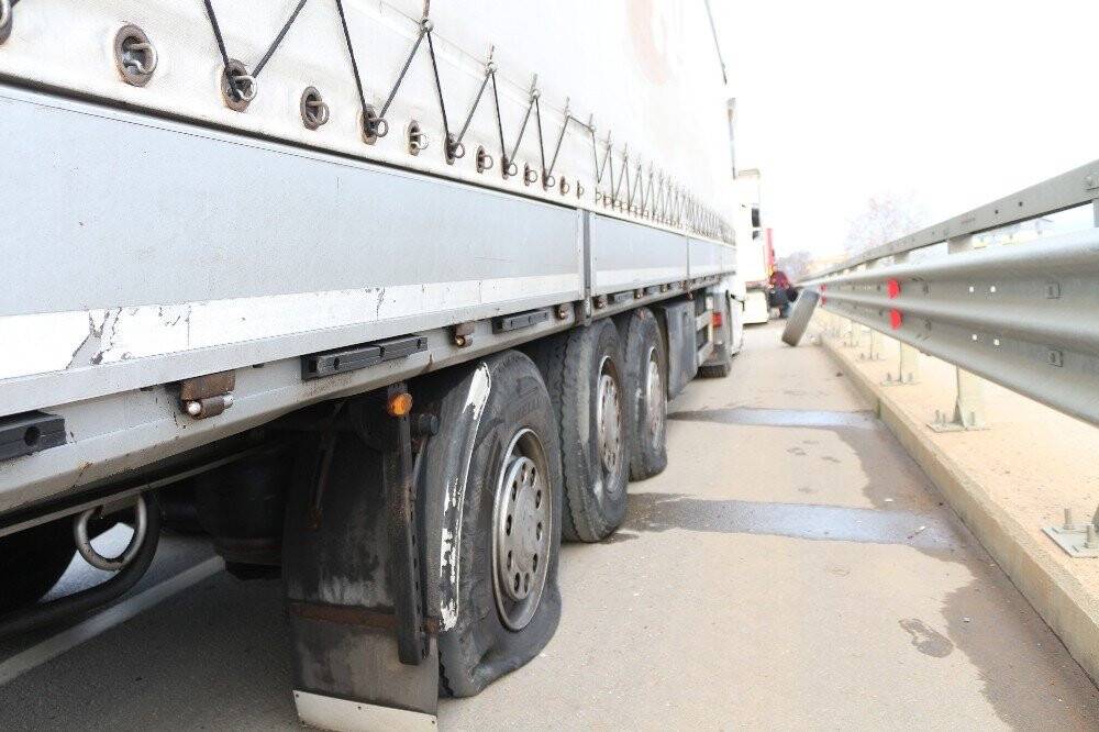 Kesintisiz 8 saat yol yapan tır şoförü uçuruma yuvarlanmaktan bariyerler sayesinde kurtuldu
