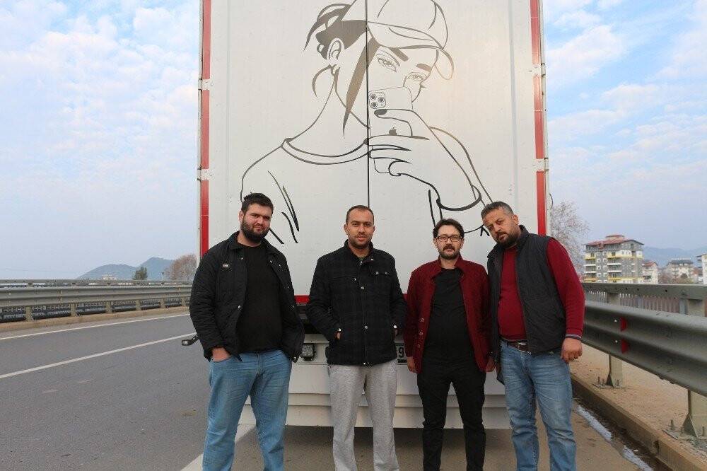 Kesintisiz 8 saat yol yapan tır şoförü uçuruma yuvarlanmaktan bariyerler sayesinde kurtuldu