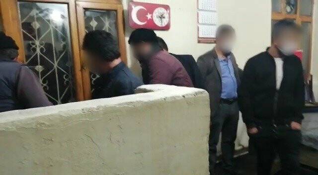 Kahvehanede oturan 11 kişiye 38 bin lira ceza