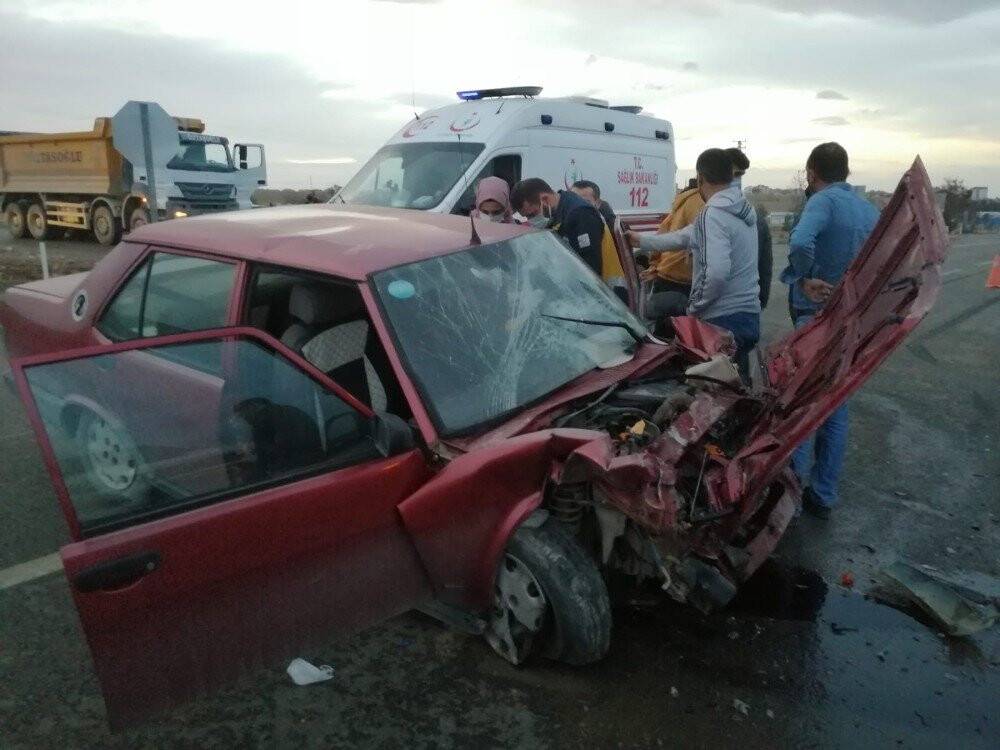 Konya’da kaza! Otomobil kamyonetle çarpıştı