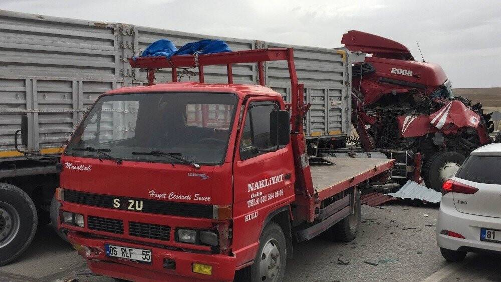 Konya’da kaza! Tır ile pikap çarpıştı: 2 yaralı
