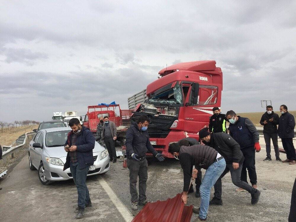 Konya’da kaza! Tır ile pikap çarpıştı: 2 yaralı