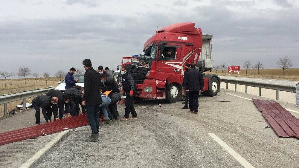 Konya’da kaza! Tır ile pikap çarpıştı: 2 yaralı