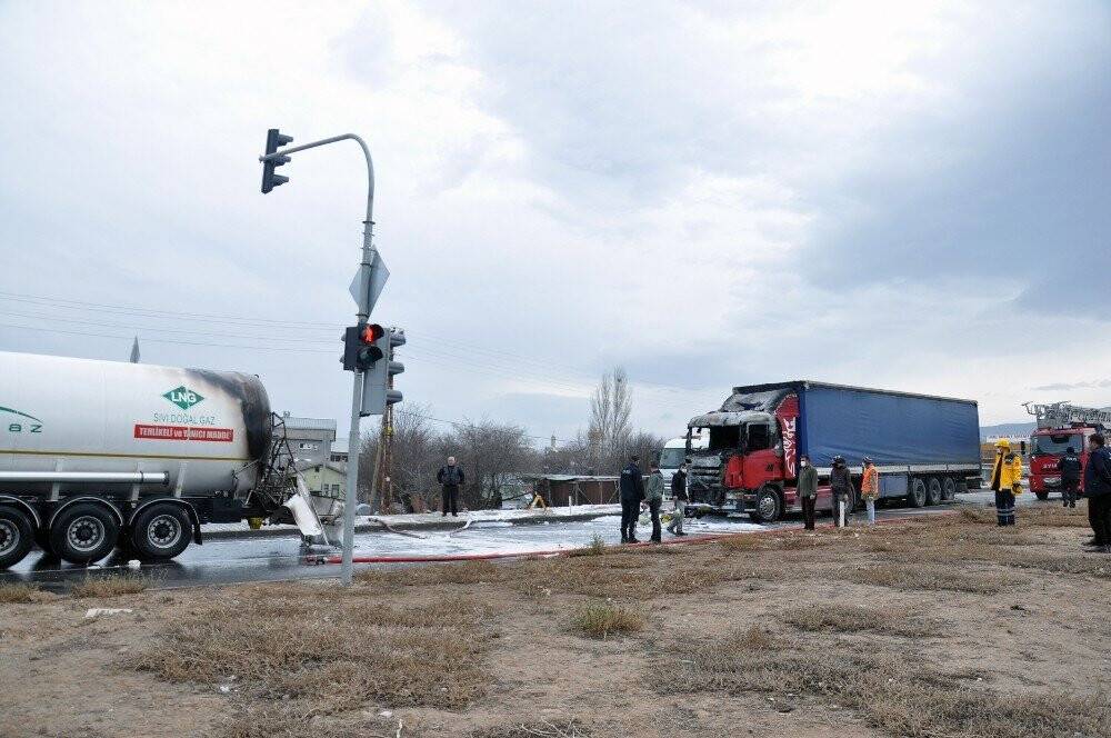Korkutan yangın, aracının yanışını gözyaşları içerisinde izledi