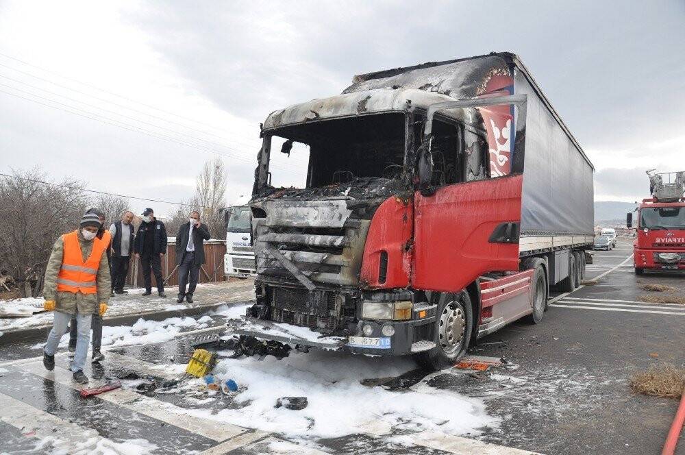 Korkutan yangın, aracının yanışını gözyaşları içerisinde izledi