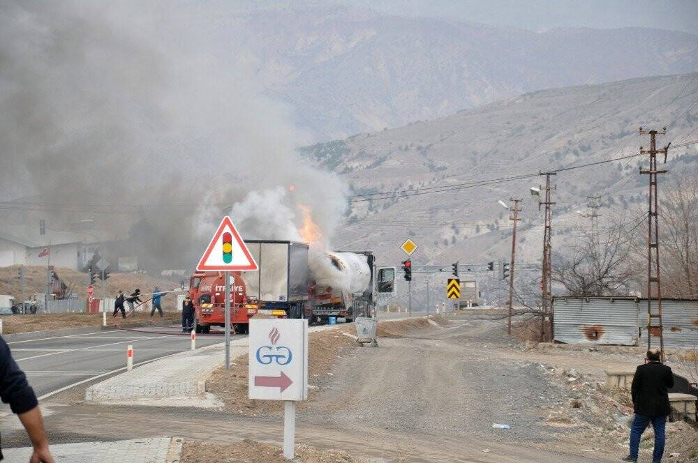 Korkutan yangın, aracının yanışını gözyaşları içerisinde izledi