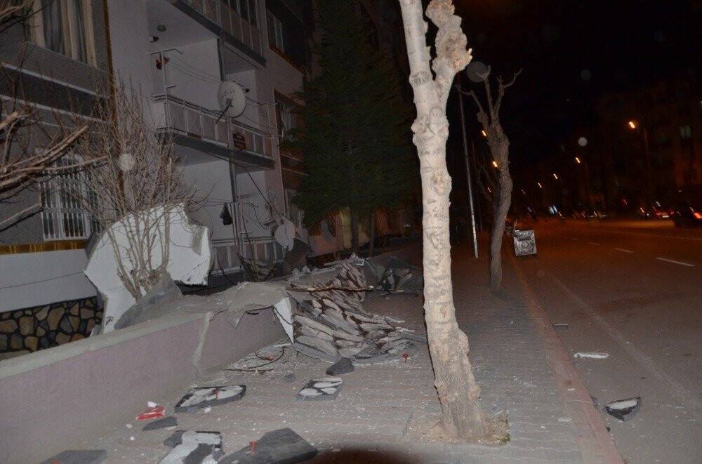Fırtına apartmanın dış cephe kaplamasını söktü