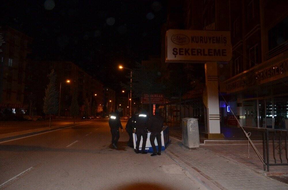 Fırtına apartmanın dış cephe kaplamasını söktü