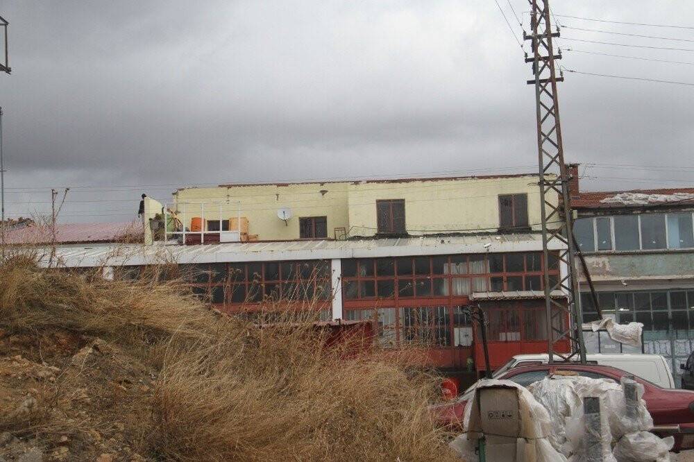 Konya’da fırtınadan uçan iş yeri çatısı iki blok ötedeki iş yerinin çatısına düştü