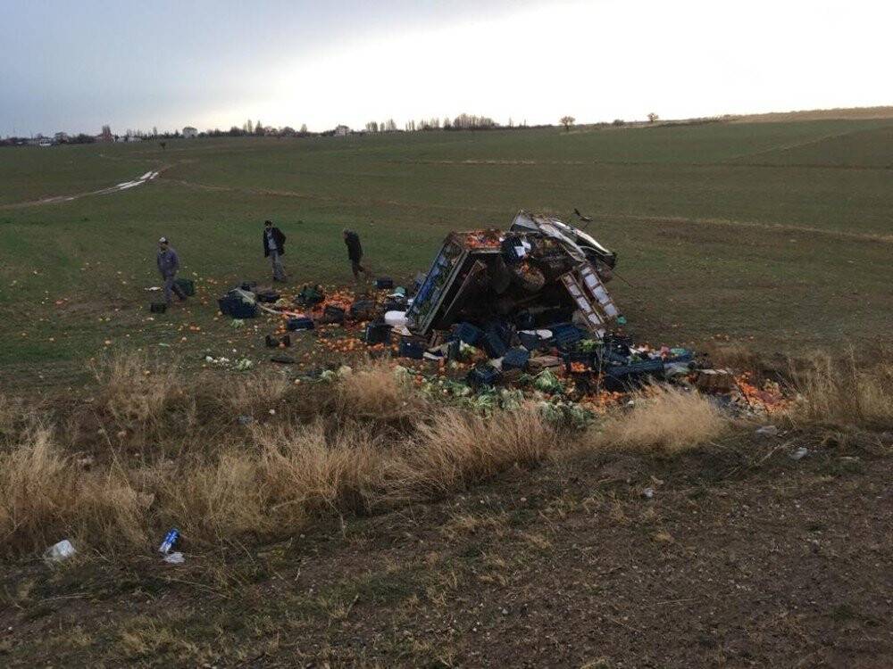 Konya’da kaza! Sebze meyve yüklü kamyonet devrildi