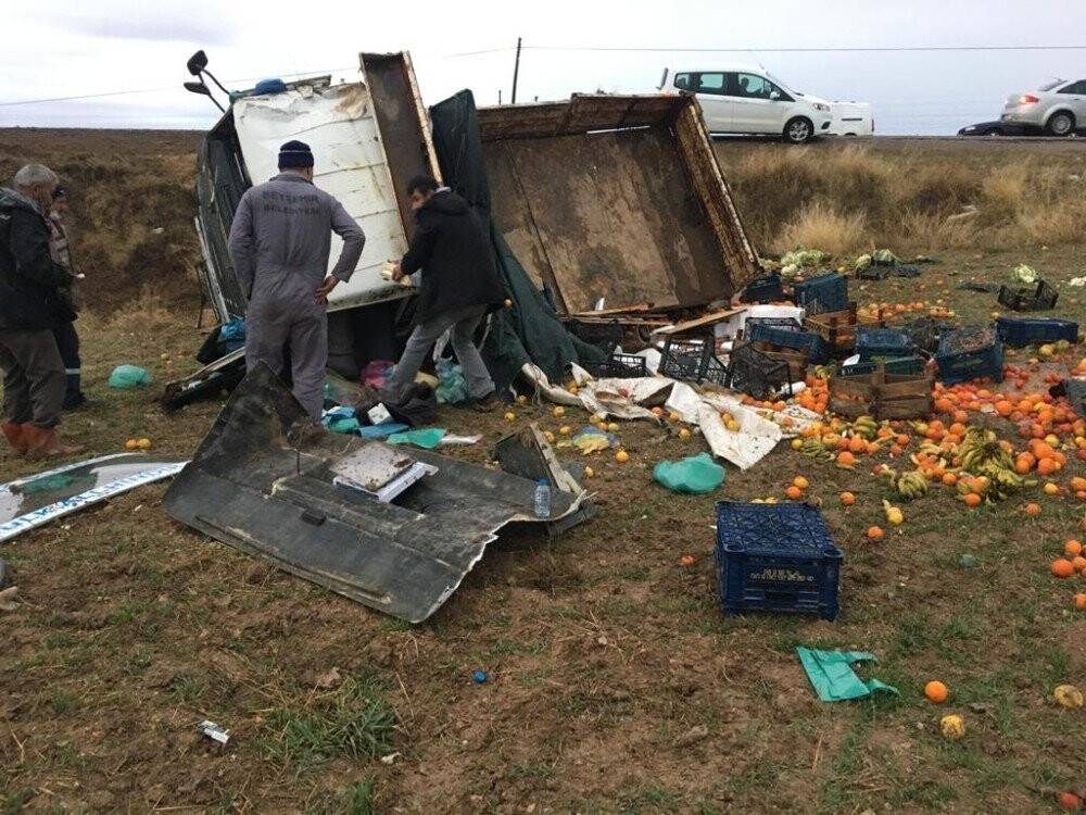 Konya’da kaza! Sebze meyve yüklü kamyonet devrildi