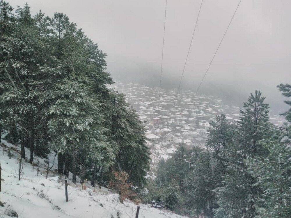 Amanoslar’da kar yayla evlerini beyaz örtü ile kapladı