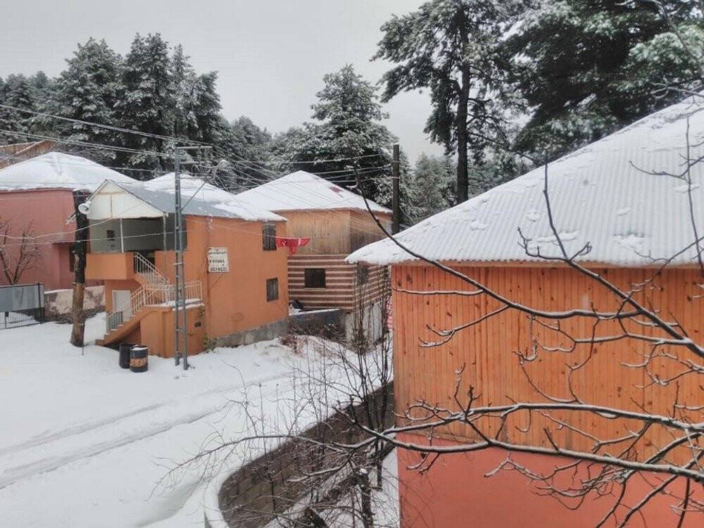 Amanoslar’da kar yayla evlerini beyaz örtü ile kapladı