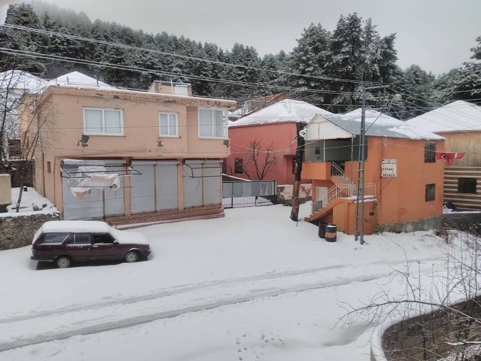 Amanoslar’da kar yayla evlerini beyaz örtü ile kapladı