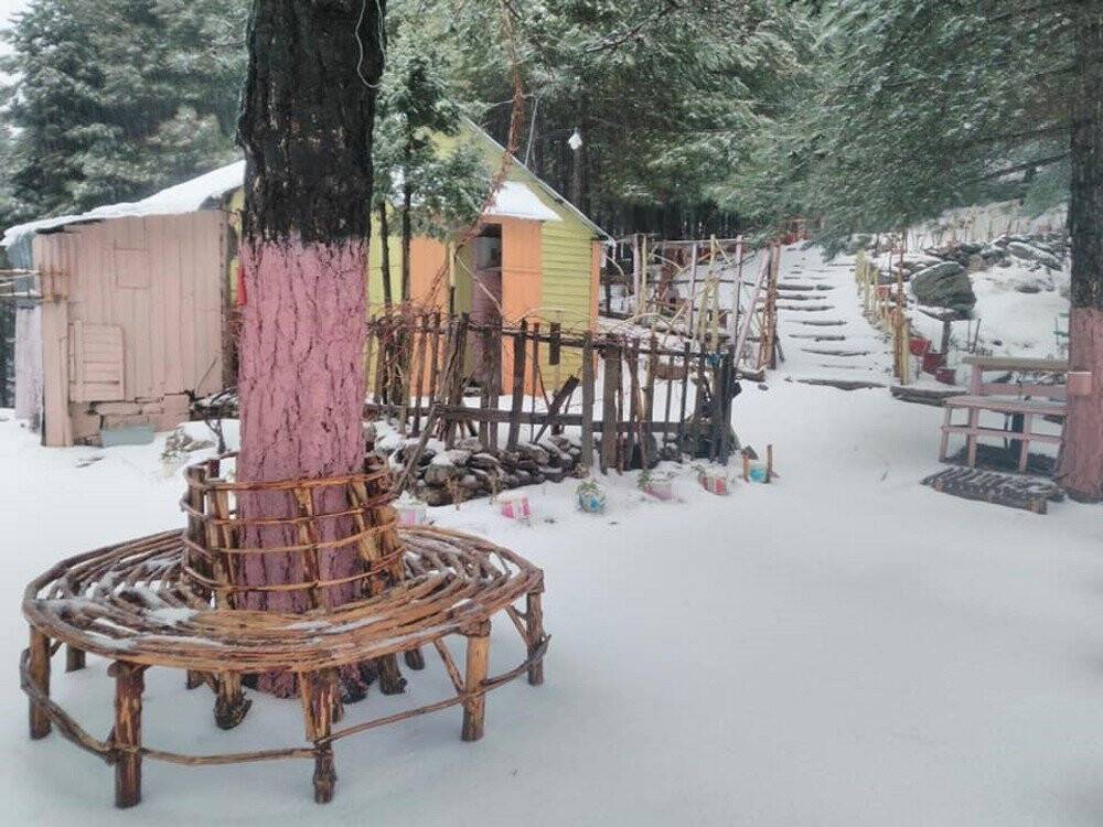 Amanoslar’da kar yayla evlerini beyaz örtü ile kapladı