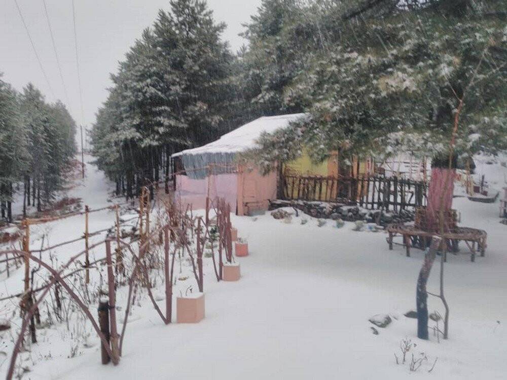 Amanoslar’da kar yayla evlerini beyaz örtü ile kapladı
