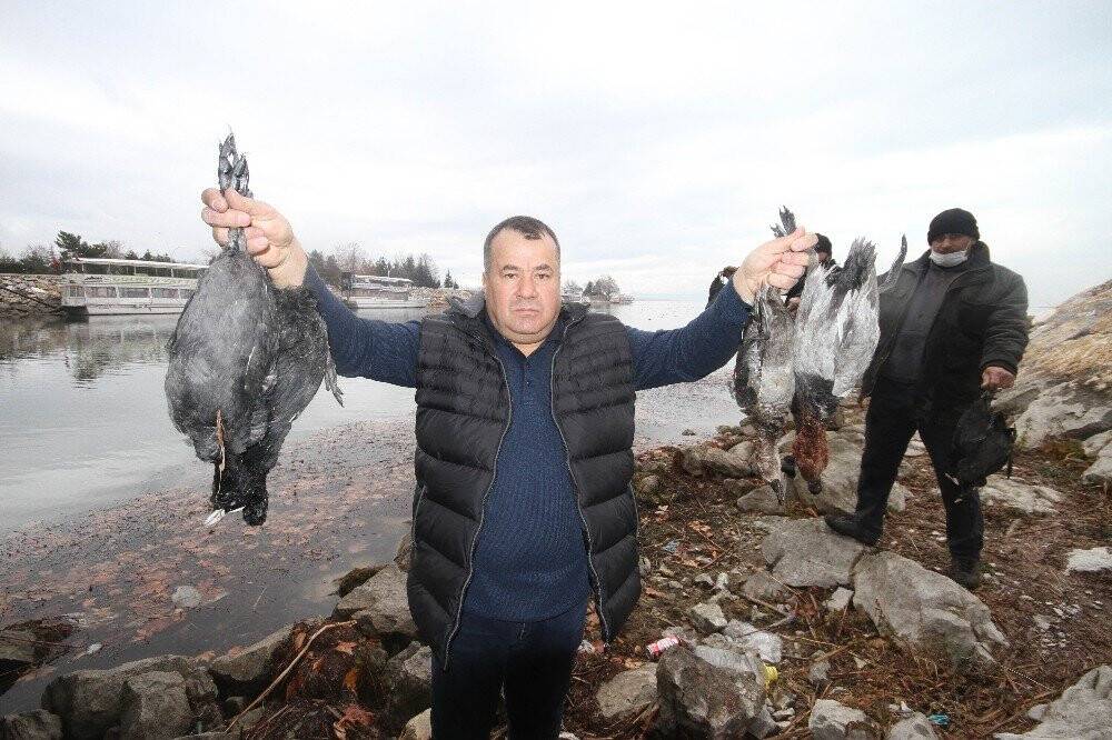 Suları çekilen Beyşehir Gölü’ne damacanalarla su döktü
