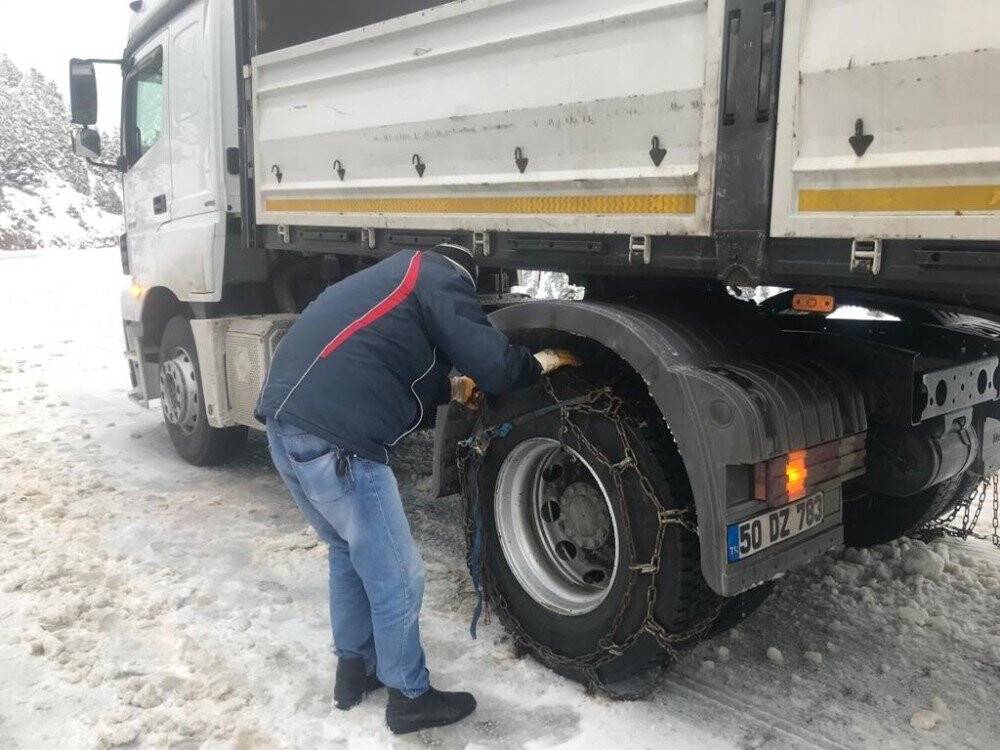 Konya - Antalya yolunda kar kürüme ve tuzlama çalışmaları aralıksız sürüyor! Kar kalınlığı 30 santimetreye ulaştı