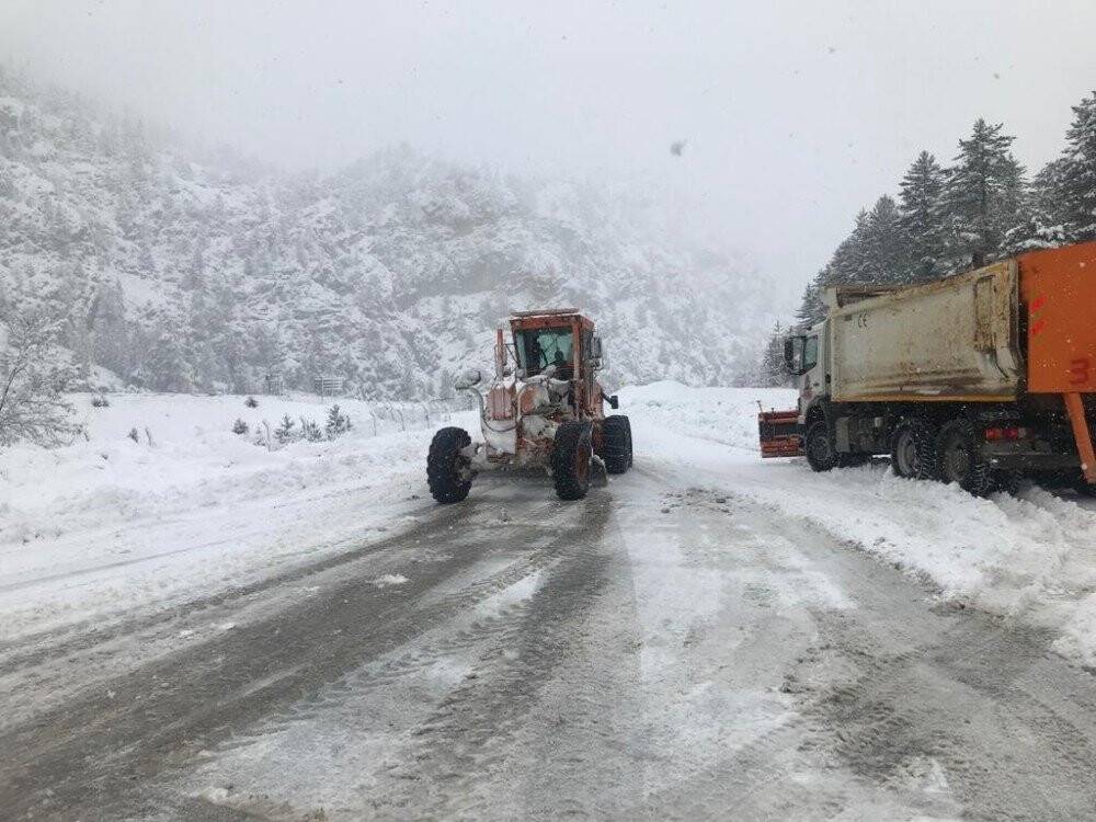 Konya - Antalya yolunda kar kürüme ve tuzlama çalışmaları aralıksız sürüyor! Kar kalınlığı 30 santimetreye ulaştı