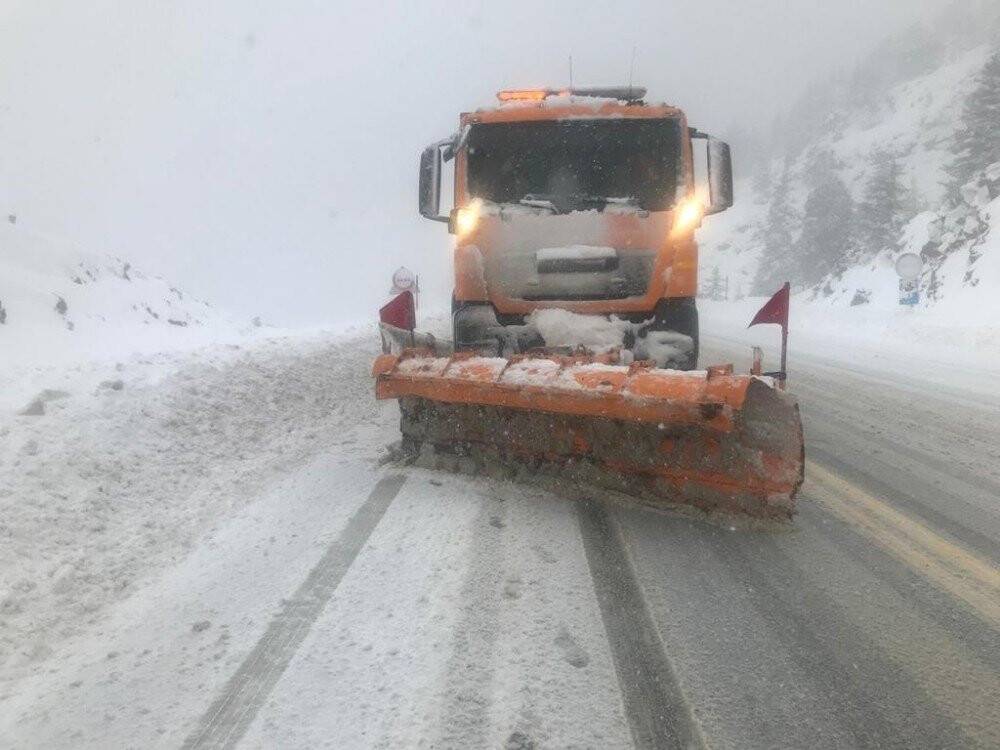 Konya - Antalya yolunda kar kürüme ve tuzlama çalışmaları aralıksız sürüyor! Kar kalınlığı 30 santimetreye ulaştı