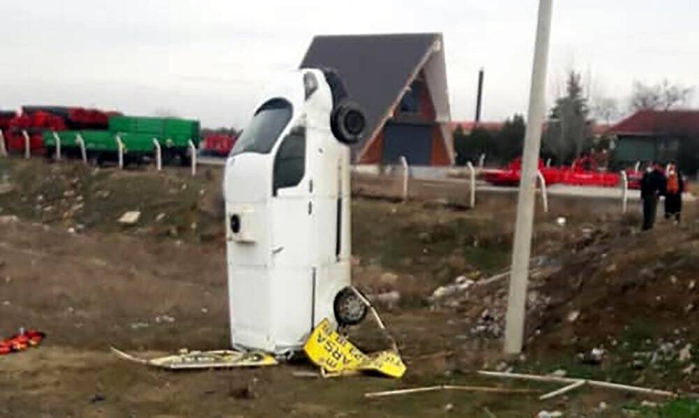 Konya'da ilginç kaza! Yoldan çıkan kamyonet şaha kalktı: 1 yaralı
