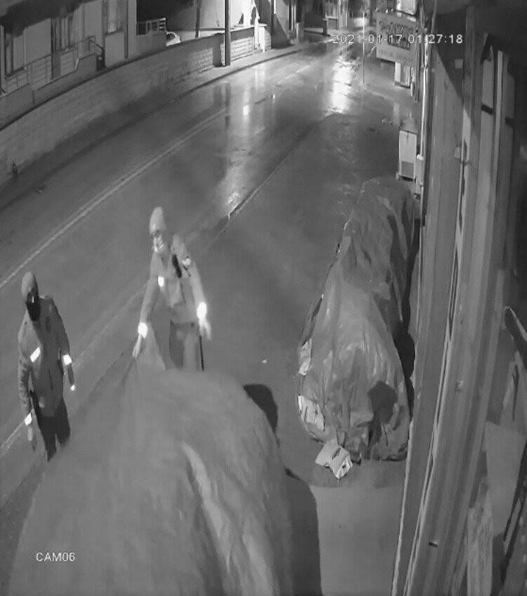 Konya'da bekçilerin takdir toplayan davranışı güvenlik kamerasına yansıdı