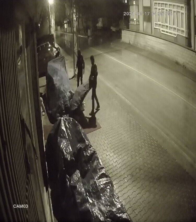 Konya'da bekçilerin takdir toplayan davranışı güvenlik kamerasına yansıdı