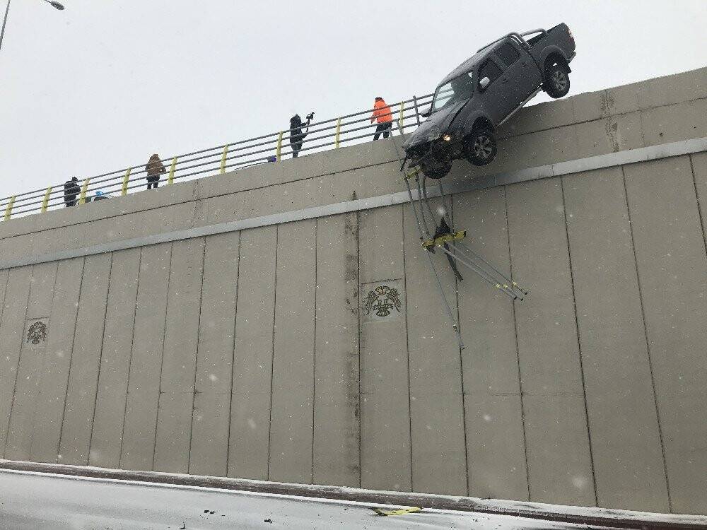Konya'da yoldan çıkan kamyonet köprüde asılı kaldı