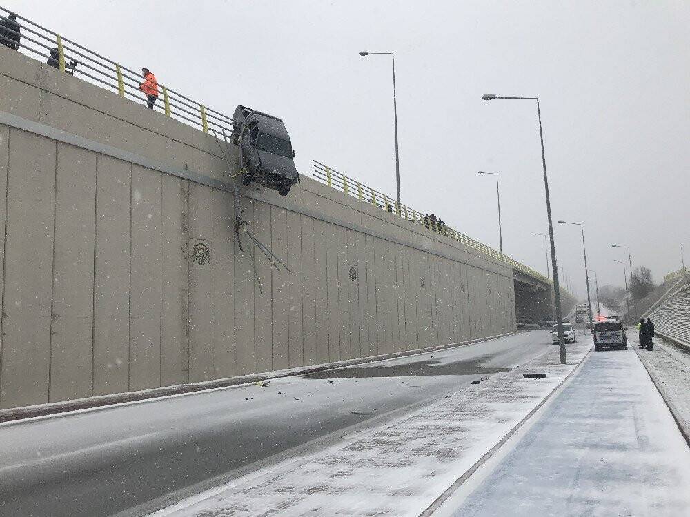 Konya'da yoldan çıkan kamyonet köprüde asılı kaldı