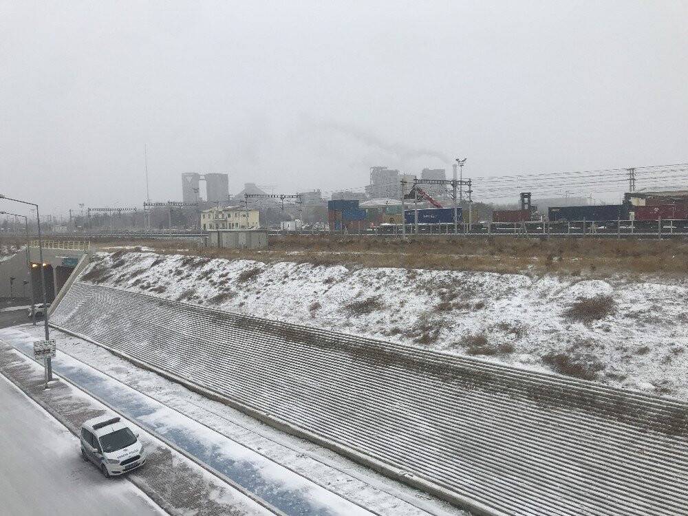 Konya'da yoldan çıkan kamyonet köprüde asılı kaldı