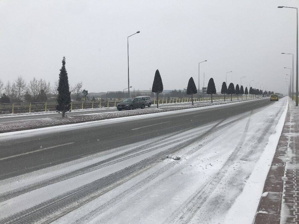 Konya'da yoldan çıkan kamyonet köprüde asılı kaldı