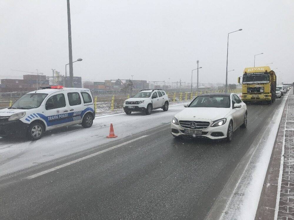 Konya'da yoldan çıkan kamyonet köprüde asılı kaldı