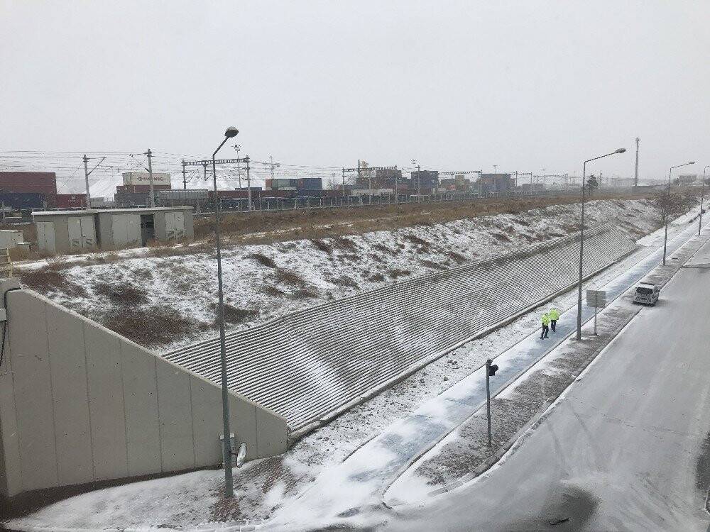 Konya'da yoldan çıkan kamyonet köprüde asılı kaldı