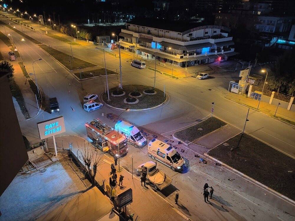 Antalya’da domates yüklü kamyonet otobüsle çarpıştı: 1 ölü,2 yaralı