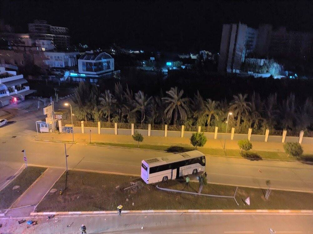 Antalya’da domates yüklü kamyonet otobüsle çarpıştı: 1 ölü,2 yaralı