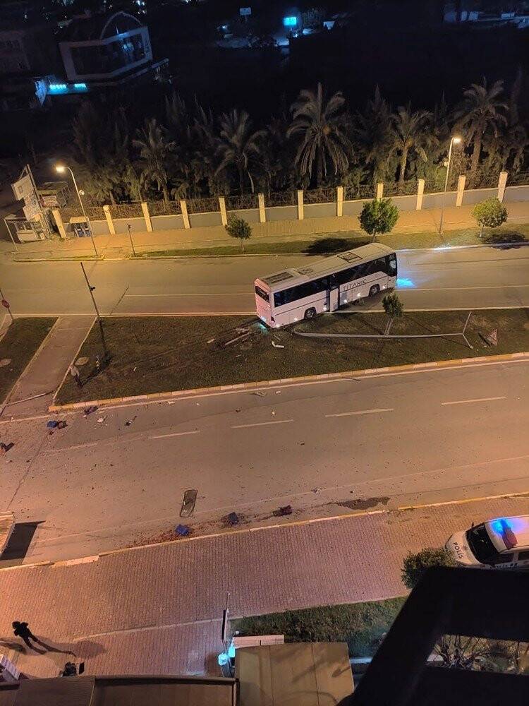 Antalya’da domates yüklü kamyonet otobüsle çarpıştı: 1 ölü,2 yaralı