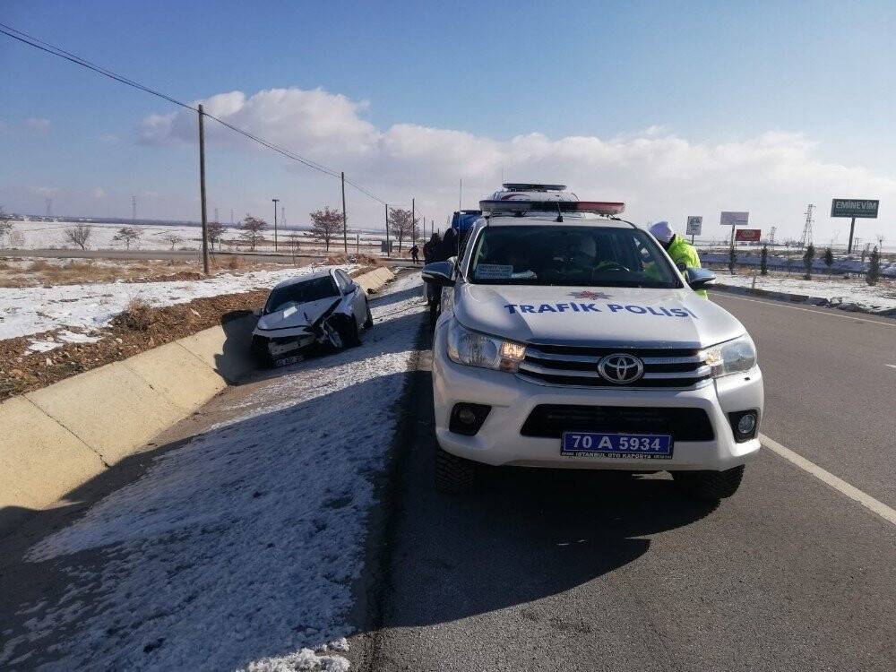 Konya yolunda kaza! Lastiği patlayan otomobil bu hale geldi